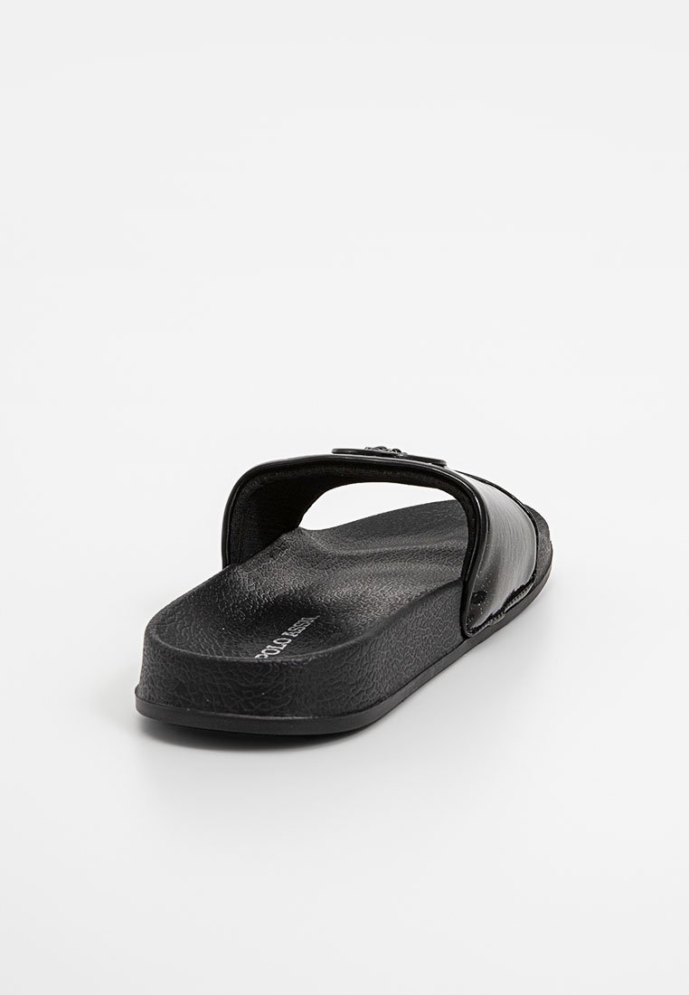 Zwarte slide-sandaal met een platte zool en een brede, gladde band. Gemaakt van synthetisch materiaal met een gestructureerde afwerking.