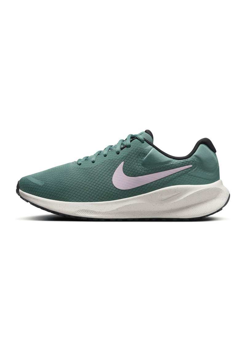 Gröna nätlöparskor med en vit och svart sula. Har en ljuslila Nike-logotyp och en texturerad ovandel för andningsförmåga.
