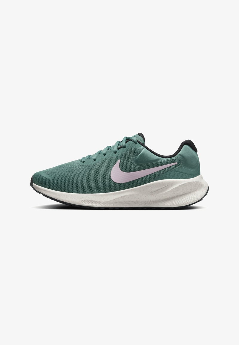 Sapatilha de corrida em malha verde com uma sola branca e preta. Apresenta um logo Nike em roxo claro e um tecido texturizado para respirabilidade.