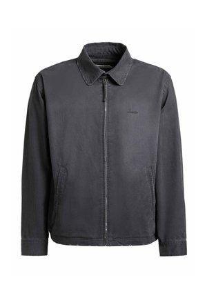 Donkergrijs jack met ritssluiting, kraag en zijzakken, met subtiel merkembleem op de borst.