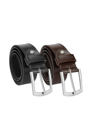 Dwa zwinięte skórzane paski, jeden czarny, drugi brązowy, każdy z prostokątną srebrną klamrą i metalowym detalem zatrzaskowym.