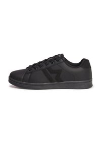 Sneaker nere in pelle sintetica con finitura liscia, con un accento nero texturizzato, punta rotonda e suola piatta in gomma.