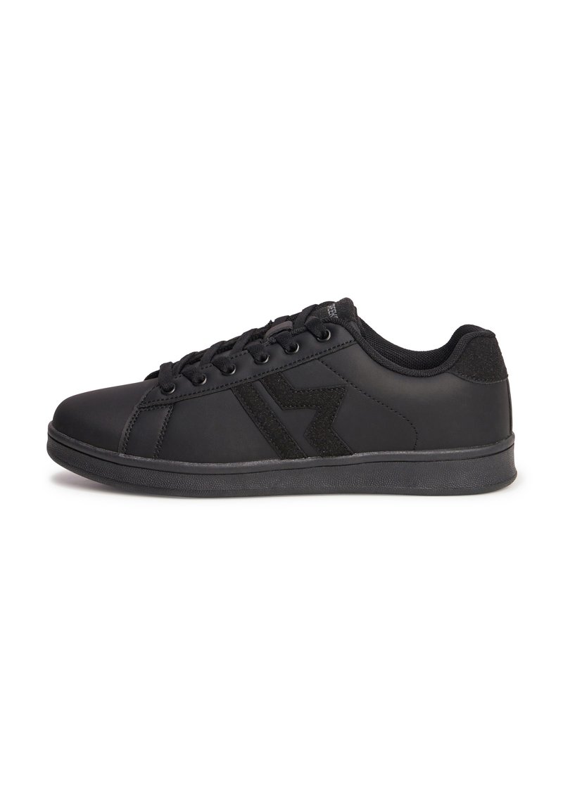 Sneaker nere in pelle sintetica con finitura liscia, con un accento nero texturizzato, punta rotonda e suola piatta in gomma.