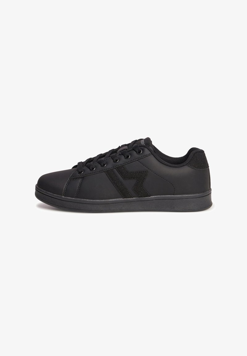 Schwarze Sneakers aus synthetischem Leder mit glatter Oberfläche, ein strukturiertes schwarzes Akzent, runder Zehenbereich und flache Gummisohle.