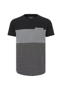 Camiseta de manga corta hecha de algodón, con una sección superior negra, un medio gris y un fondo a rayas negras. Cuenta con un bolsillo en el pecho.