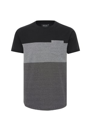 Camiseta de manga corta hecha de algodón, con una sección superior negra, un medio gris y un fondo a rayas negras. Cuenta con un bolsillo en el pecho.