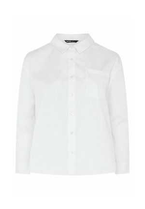 Witte blouse met lange mouwen, knopen, kraag en borstzak, weergegeven tegen een effen witte achtergrond.
