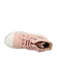 Roze suède hoge sneakers met een witte rubberen zool, voorzien van bijpassende veters, messing oogjes, en een polka dot binnenvoering.
