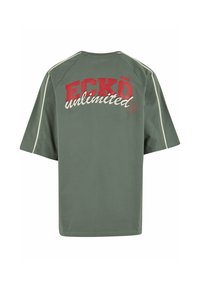 Groene katoenen T-shirt met korte mouwen, voorzien van "ECKŌ unlimited" in rode en witte letters op de achterkant en contrasterende zijnaad.