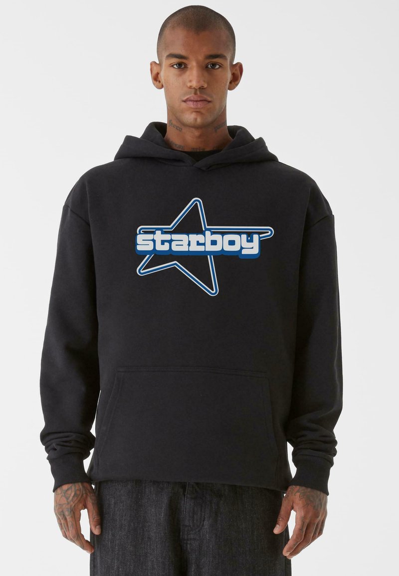 Fekete kapucnis felső nagy kék csillag logóval és világoskék "starboy" felirattal. Elöl zseb található, valamint bordázott mandzsetták. Pamut keverék anyag.
