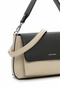 Sac à main structuré en cuir texturé noir et beige, doté d'un rabat pliant et d'une bandoulière ajustable avec des accents de ferrures argentées.