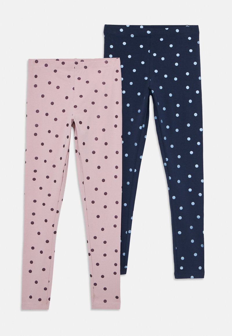 Due coppie di leggings per bambini disposte piatte, una rosa con pois viola scuro, l'altra blu navy con pois azzurri.