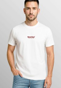 Weißes Baumwoll-T-Shirt mit rotem gesticktem Text "Neverless® Pasta Lovers Club" auf der linken Brustseite. Schlichtes Design, Rundhalsausschnitt.