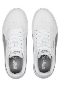 Witte sneakers met een bovenwerk van glad leer, grijze accenten, een ronde neus en geperforeerde details. Voorzien van witte veters en gevoerde binnenzolen.
