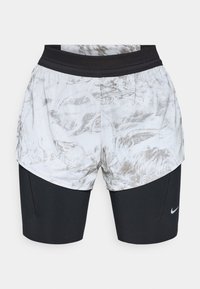 Nike šorti ar baltu un pelēku marmora rakstu un melnu apakšbiksu. Elastīgs jostasvieta ar acs detaļām un mazu logo.