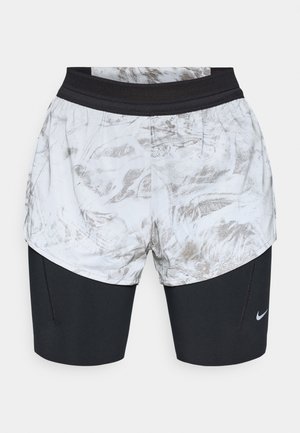 Nike šorti ar baltu un pelēku marmora rakstu un melnu apakšbiksu. Elastīgs jostasvieta ar acs detaļām un mazu logo.