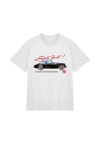 Vit bomulls t-shirt med en svart vintage bilgrafik och röd text "Safety Fast!" samt en logotyp. Kort ärm, rund hals och avspänd passform.