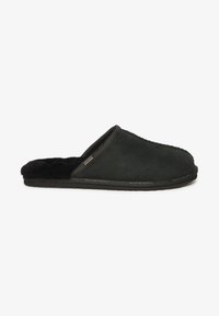 Zapatilla de ante negra con un suave forro de pelo, talón abierto y un detalle de costura a lo largo del borde. Presenta una suela de goma texturizada para mayor agarre.