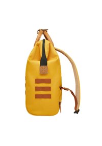 Gelber Stoff-Rucksack mit braunen Lederakzenten, einem oberen Reißverschluss und seitlichen Gurten. Glatte Textur und abgerundete Form, die für Funktionalität entworfen wurde.