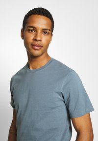 ARKET MALTE - T-shirt estampada - turquoise