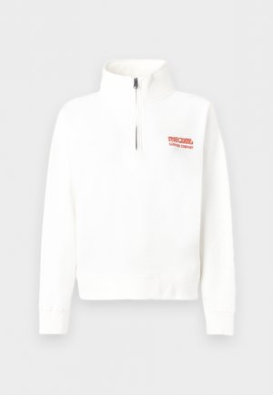 Pulover alb cu mâneci lungi, fermoar până la piept și logo portocaliu "Rip Curl Surfing Company" pe partea stângă a pieptului.