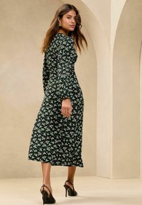 Lipsy LONG SLEEVE PRINTED MIDI  - Trikotaažkleit - green