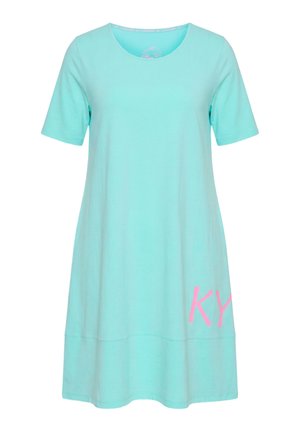 Lichtblauwe jurk met korte mouwen en ronde halslijn, met roze gedeeltelijke tekst "KY" vlak bij de onderzoom aan de rechterkant.