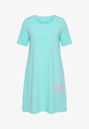Jasnoniebieska sukienka z krótkim rękawem, okrągłym dekoltem oraz różowym częściowym napisem "KY" blisko dolnego brzegu po prawej stronie.