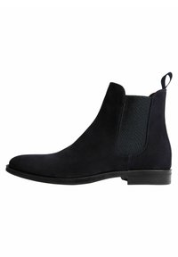 Dunkelblaue Wildleder Chelsea-Boots mit elastischen Seitenpanelen, abgerundeter Zehenpartie und einem niedrigen, gestapelten Absatz für Stabilität.