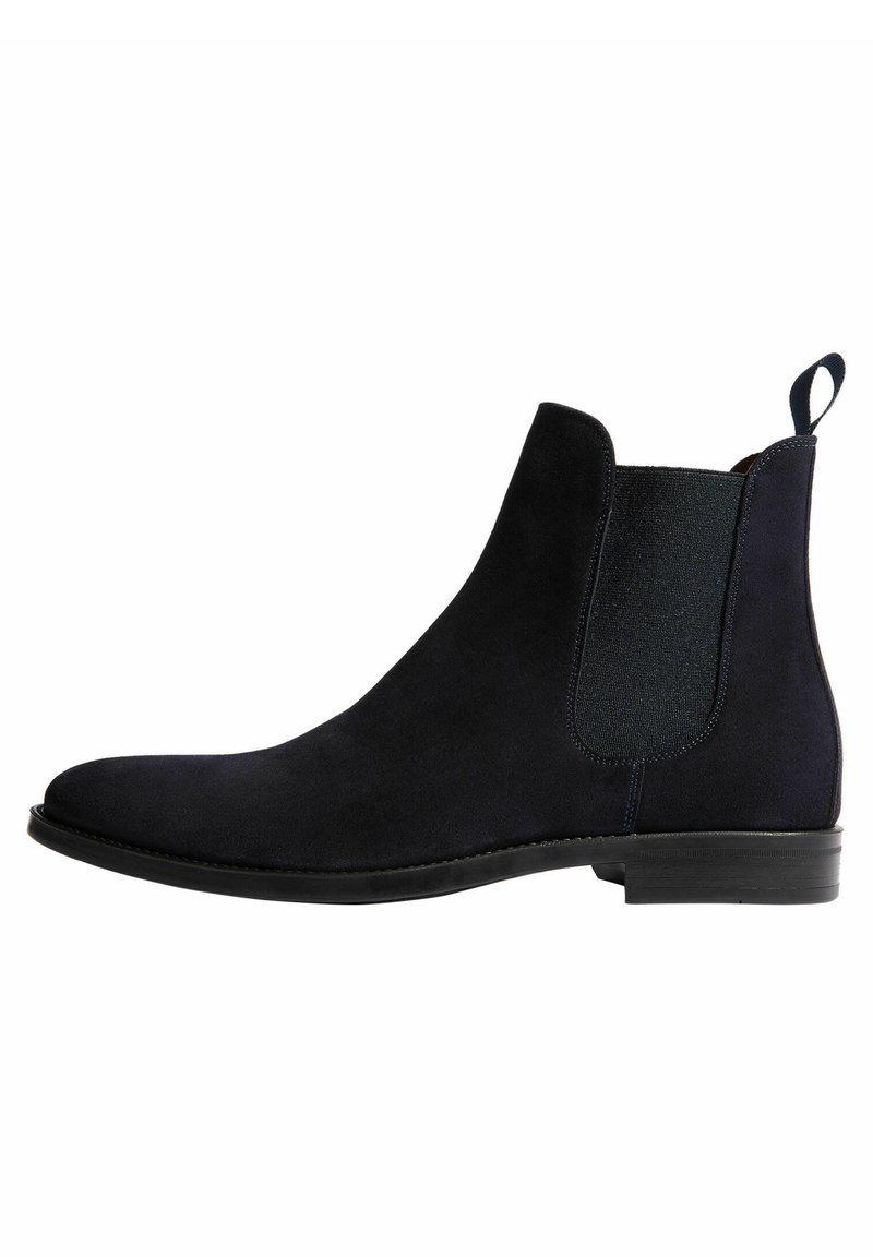 Dunkelblaue Wildleder Chelsea-Boots mit elastischen Seitenpanelen, abgerundeter Zehenpartie und einem niedrigen, gestapelten Absatz für Stabilität.