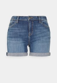 Pantalones cortos de mezclilla azul con puños enrollados, cierre de botón y cremallera, bolsillos frontales y traseros, y detalle de costura naranja.