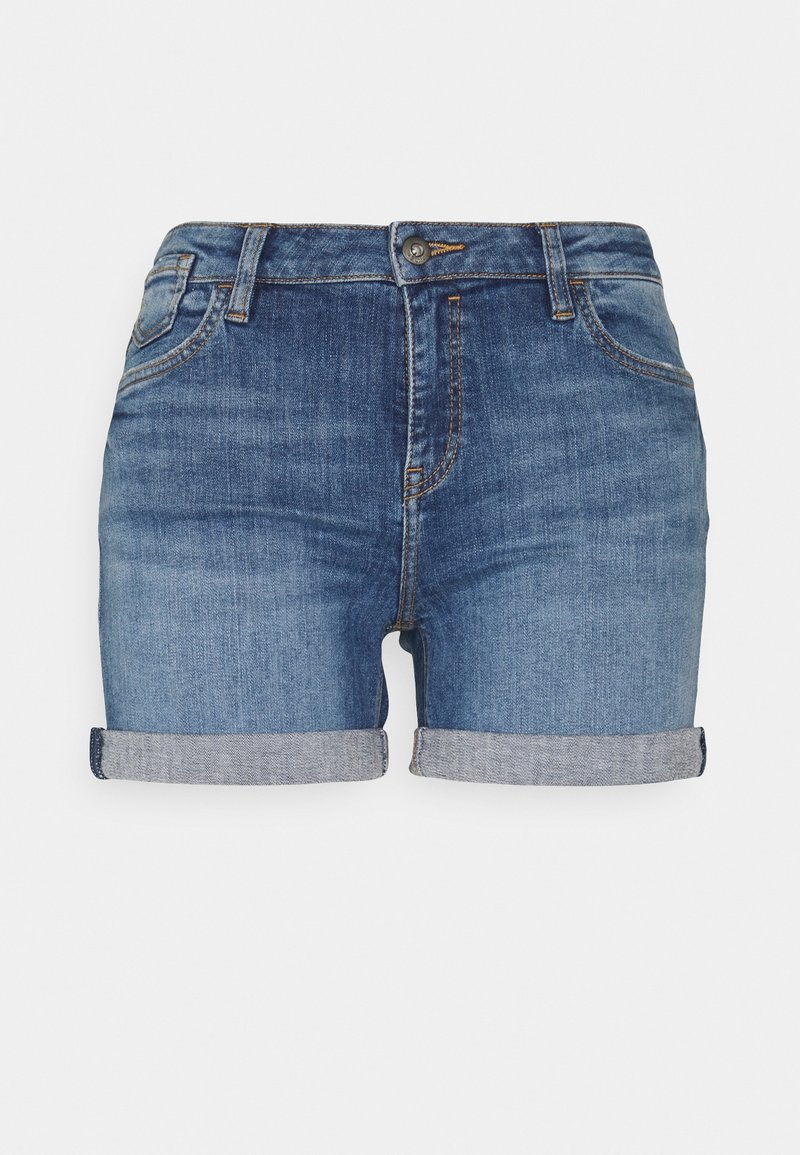 Pantalones cortos de mezclilla azul con puños enrollados, cierre de botón y cremallera, bolsillos frontales y traseros, y detalle de costura naranja.