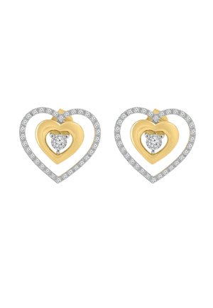 Par de pendientes de oro en forma de corazón con corazones de oro más pequeños en su interior, cada uno centrado con un diamante redondo, rodeado por un contorno de corazón de plata con incrustaciones de diamantes.