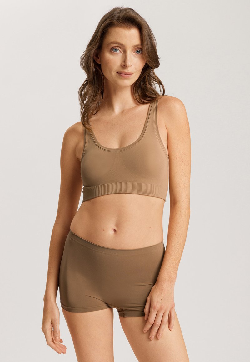 Brun sömlös sport-bh och boyshorts-set, med en slät yta, breda axelremmar och elastisk midja för en bekväm passform.