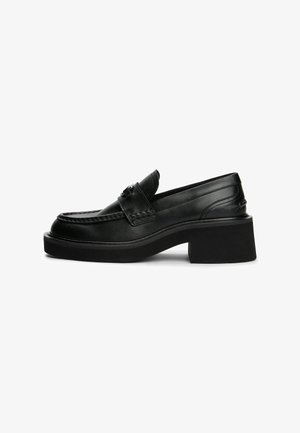 Schwarze Lederschlüpfschuhe mit einem klobigen Absatz, ausgestattet mit einer gesteppten Design, dekorativer Hardware und einer glatten Textur.