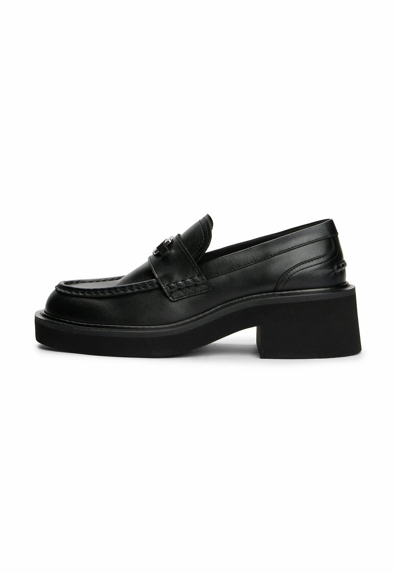 Schwarze Lederschlüpfschuhe mit einem klobigen Absatz, ausgestattet mit einer gesteppten Design, dekorativer Hardware und einer glatten Textur.