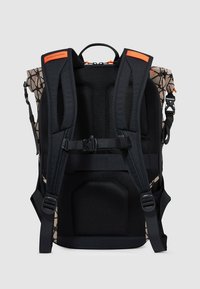 Zaino con pannello posteriore in rete nera, spallacci imbottiti regolabili e esterno beige con motivo, dotato di dettagli arancioni e fibbie.