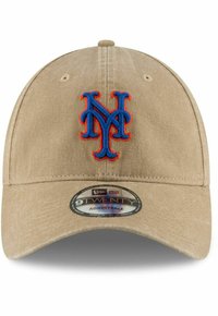 Khaki honkbalpet met een gestructureerd ontwerp, voorzien van een geborduurd blauw "NY" logo en een verstelbare riem. Textielstof met een gebogen rand.