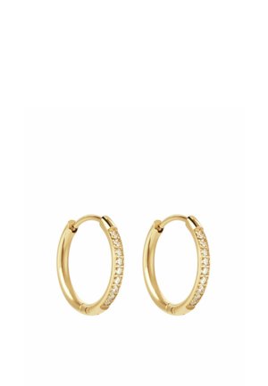 Paire de petites boucles d'oreilles créoles en or, chacune décorée d'une rangée de pierres précieuses rondes et claires sur le bord extérieur.
