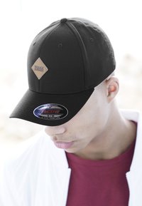 Urban Classics Naģene - black