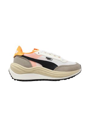 Hvid og beige Puma Rider Elite-sneaker med sort stribe, orange accenter og tyk polstret sål vist fra siden.