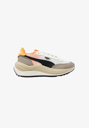 Zapatilla Puma Rider Elite blanca y beige con franja negra, acentos naranjas y suela gruesa y acolchada vista de lado.