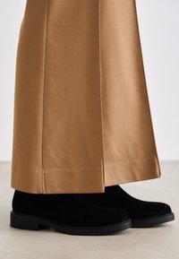 VANITY BOOTIE - Klassikalised poolsaapad - black
