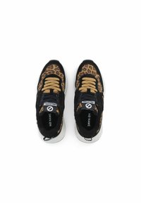 Baskets en imprimé léopard noir et marron avec un dessus texturé, des lacets beige et une semelle blanche, dotées d'une étiquette logo sur la languette.