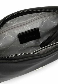 Svart zippered pouch, tillverkad av ett slätt material. Har en ljusgrå foder med ett subtilt mönster, inre zipficka och logotagg.