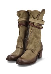 Olivi vihreät nahkakengät, joissa on löysä muotoilu, sivuvetoketju ja ruskeat nahkahihnat yläosassa. Paksu, kaareva korko. Karhea pinta.