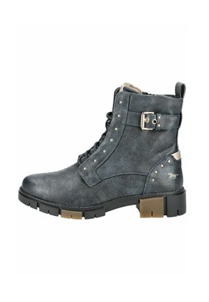 Bottines en cuir gris avec une finition texturée, devant à lacets, accent en boucle argentée, détails cloutés et semelle épaisse noire.