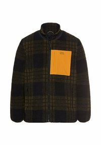 Fleecejacke in dunkelgrünem und braunem Karomuster mit einem Reißverschluss vorne, hohem Kragen und einer orangefarbenen Brusttasche. Verfügt über Seitentaschen und eine weiche Textur.