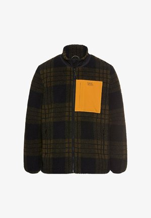 Fleecejacke in dunkelgrünem und braunem Karomuster mit einem Reißverschluss vorne, hohem Kragen und einer orangefarbenen Brusttasche. Verfügt über Seitentaschen und eine weiche Textur.
