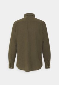 Camisa de manga larga verde oliva con cuello, puños abotonados y corte recto, hecha de tela texturizada. Vista trasera mostrada.